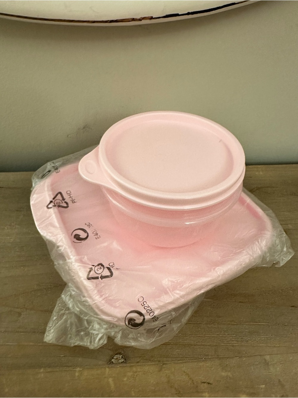 Tupperware Brand New Pink Lunch It! Container set